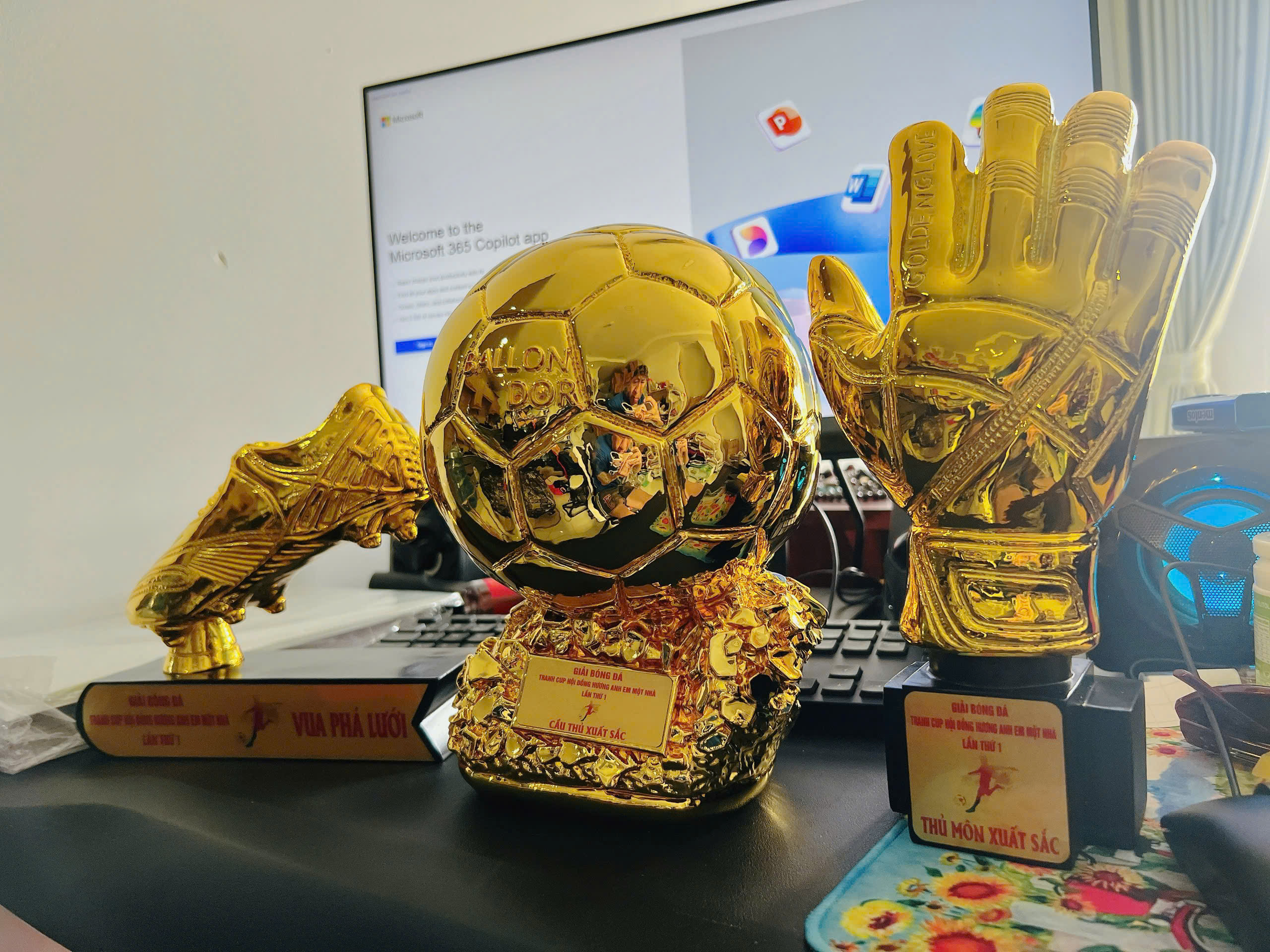 Quả Bóng Vàng - Găng Vàng - Giày Vàng