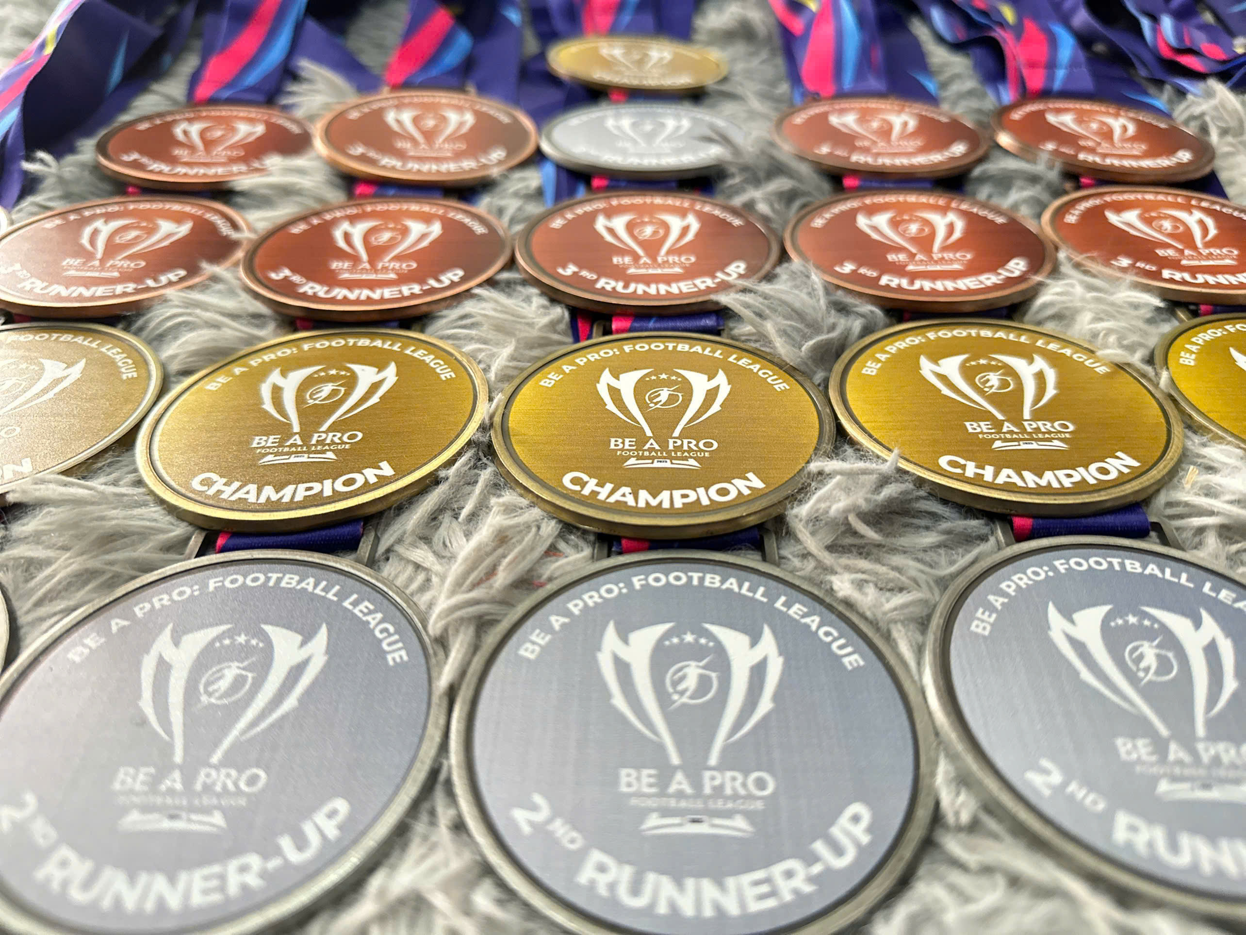 Nên chọn huy chương khắc laser hay chọn huy chương in uv?